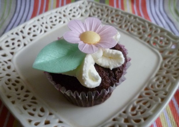 Fotografia przedstawiająca Muffiny czekoladowe z bitą śmietaną