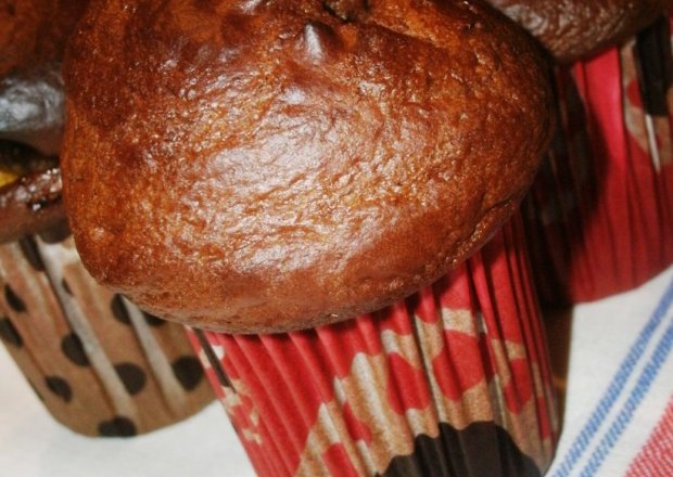 Fotografia przedstawiająca muffiny czekoladowe z brzoskwinią