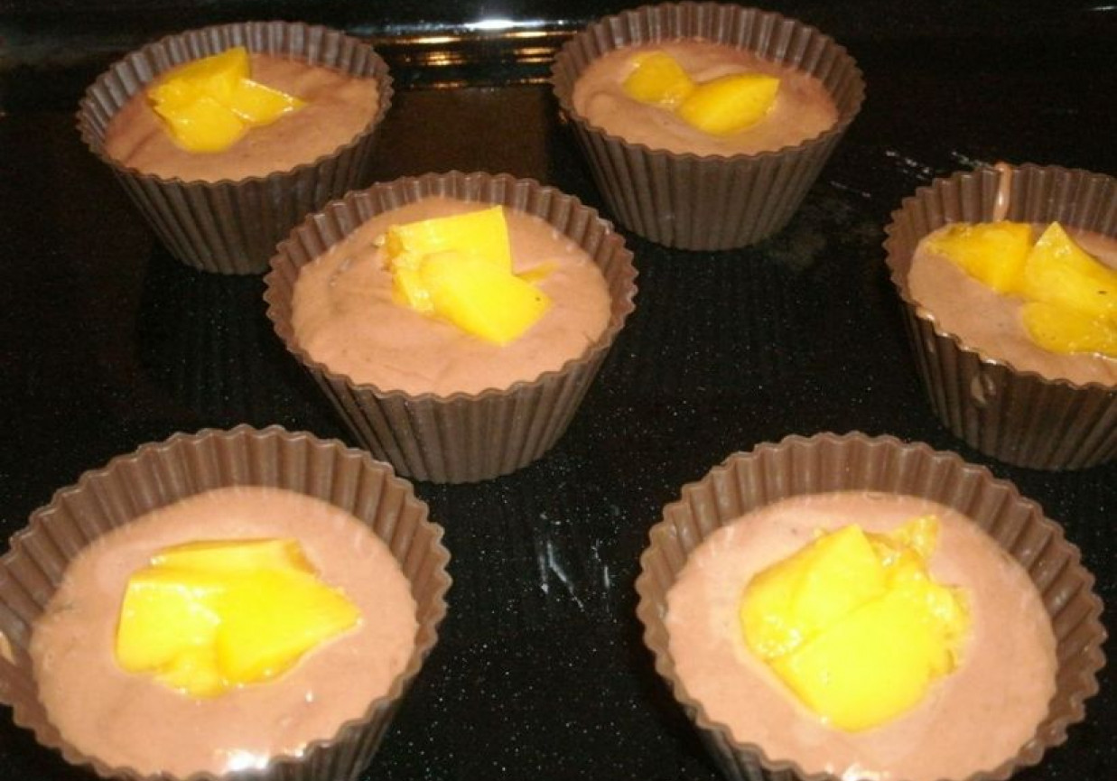 muffiny czekoladowe z brzoskwinią foto