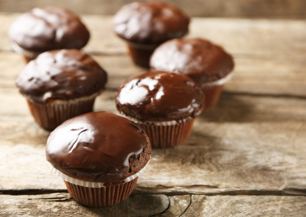 Fotografia przedstawiająca Muffiny czekoladowe z budyniem