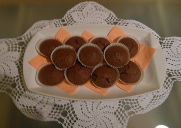 Fotografia przedstawiająca Muffiny czekoladowe z kawałkami gorzkiej czekolady