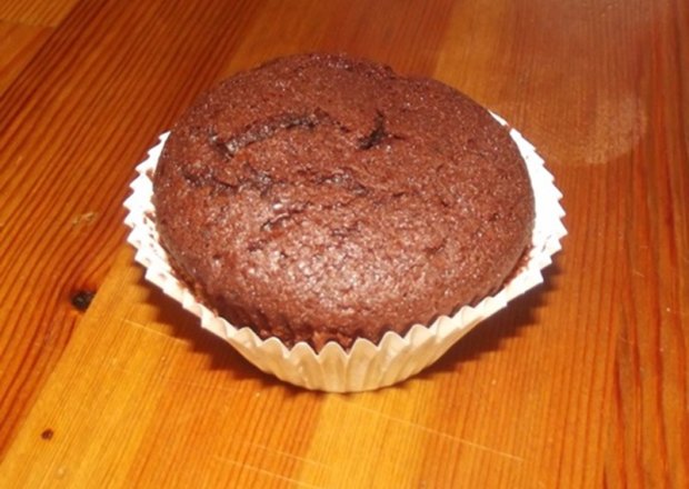 Fotografia przedstawiająca Muffiny czekoladowe z konfiturą wiśniową