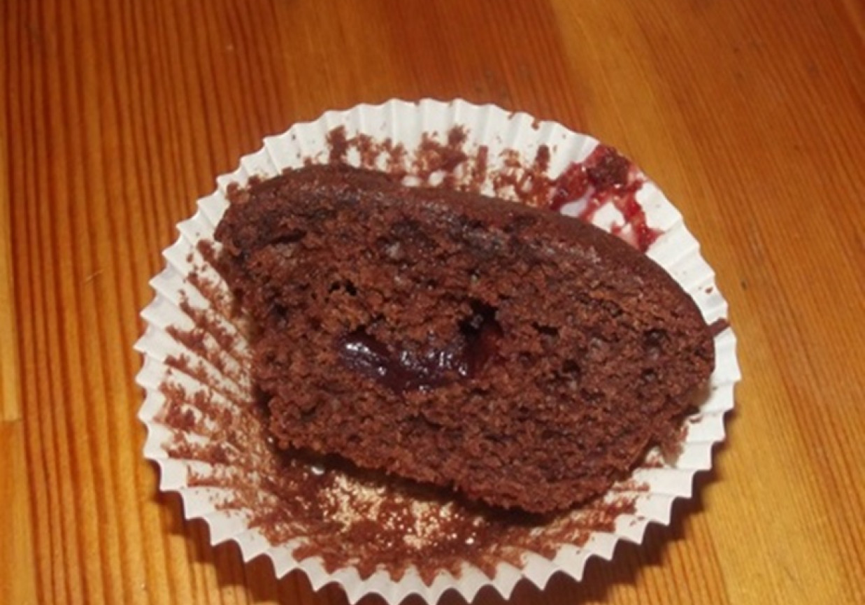 Muffiny czekoladowe z konfiturą wiśniową foto