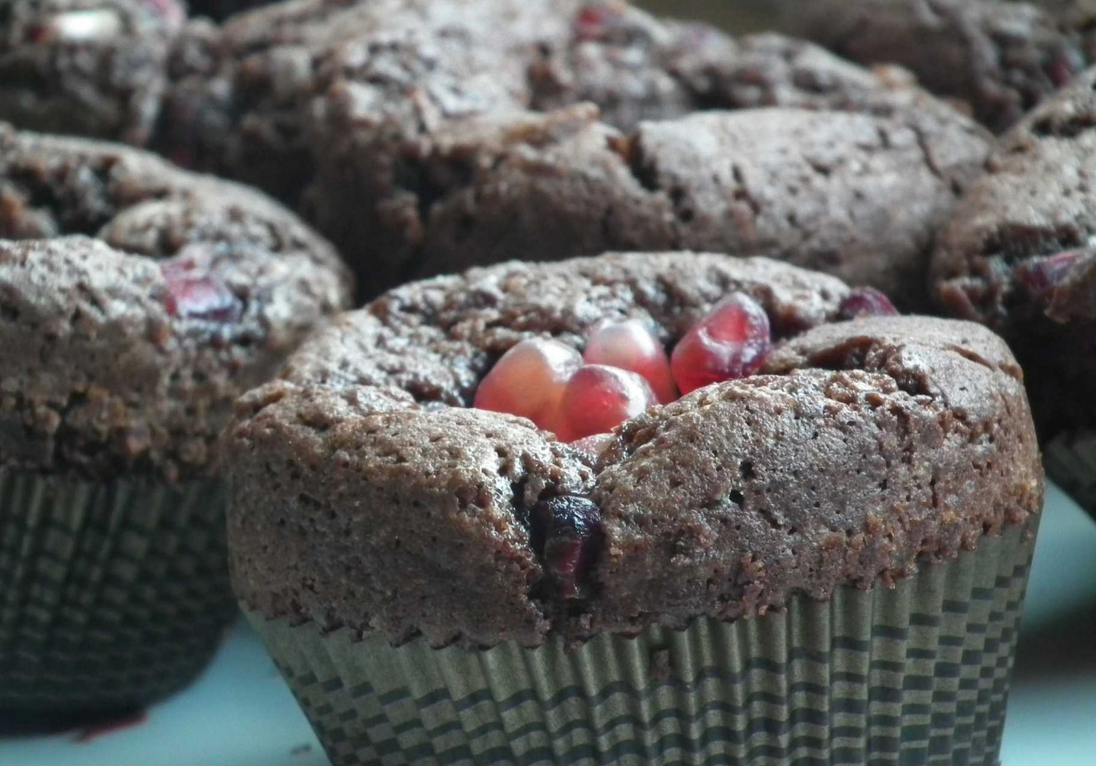 Muffiny czekoladowe z owocem granatu foto