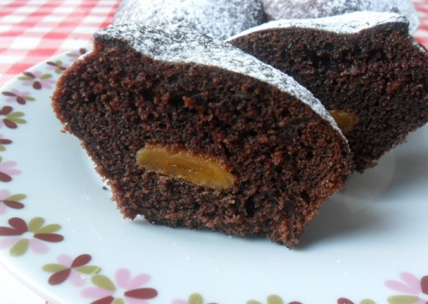 Fotografia przedstawiająca Muffiny czekoladowe z suszonymi morelami