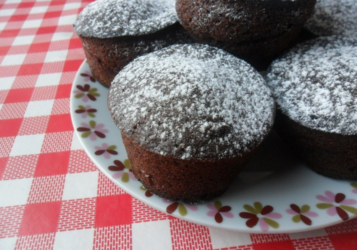 Muffiny czekoladowe z suszonymi morelami foto