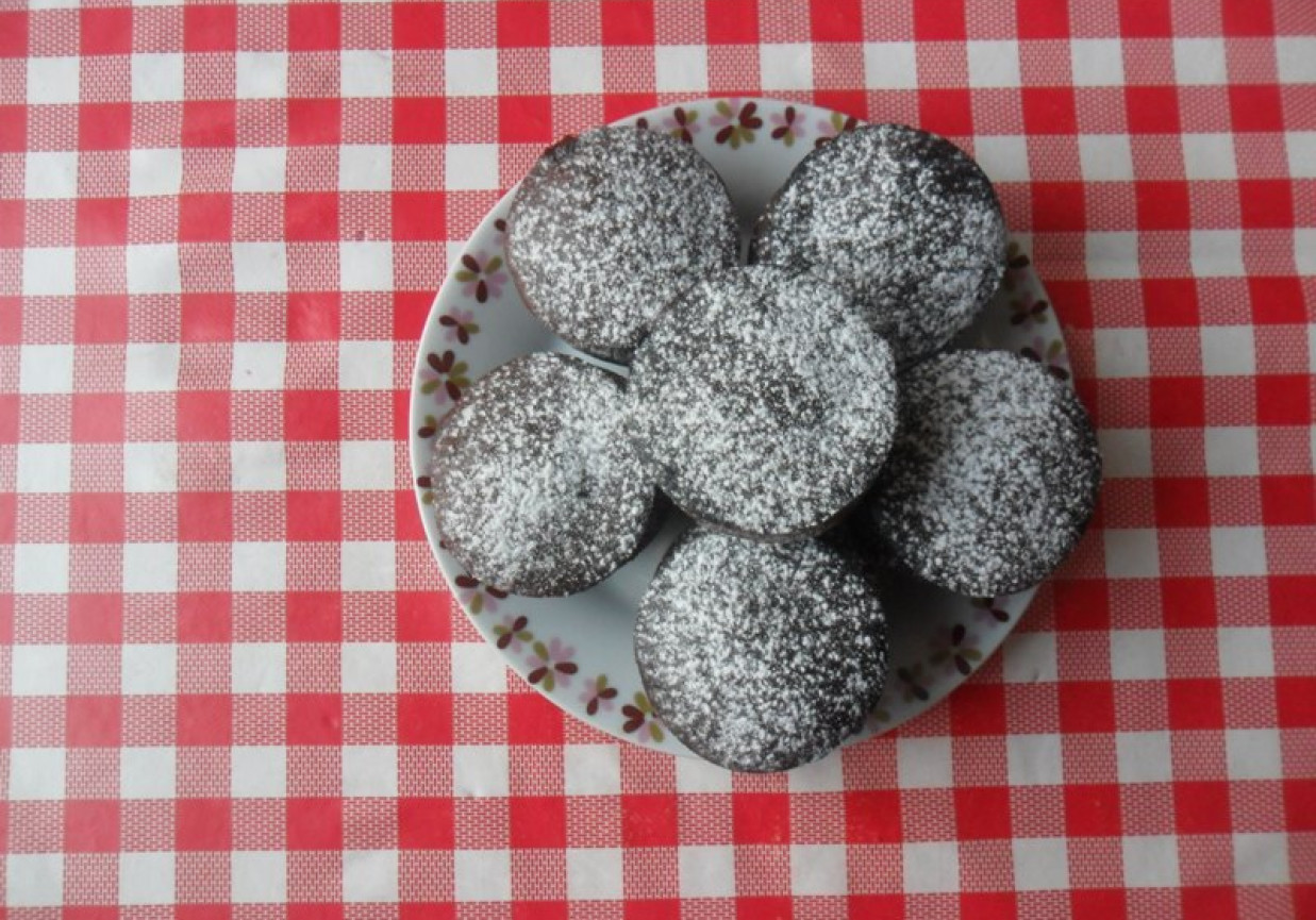 Muffiny czekoladowe z suszonymi morelami foto