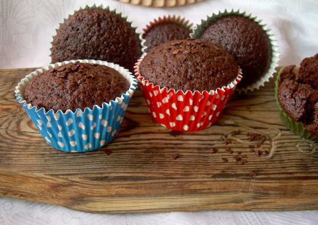 Fotografia przedstawiająca Muffiny czekoladowe z wodą gazowaną