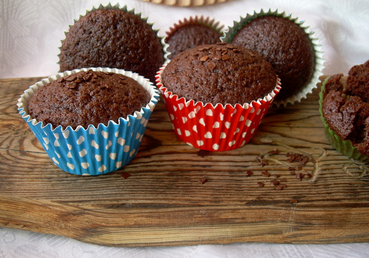 Muffiny czekoladowe z wodą gazowaną  foto