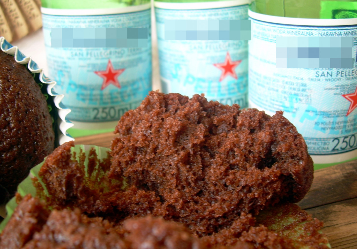 Muffiny czekoladowe z wodą gazowaną  foto