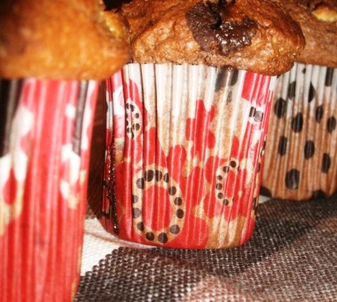 Fotografia przedstawiająca muffiny czekoladowo-bananowe podkręcone rumem