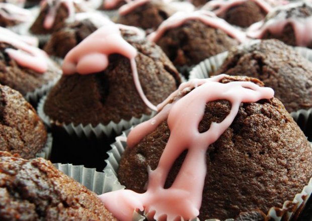 Fotografia przedstawiająca Muffiny czekoladowo-brzoskwiniowe.