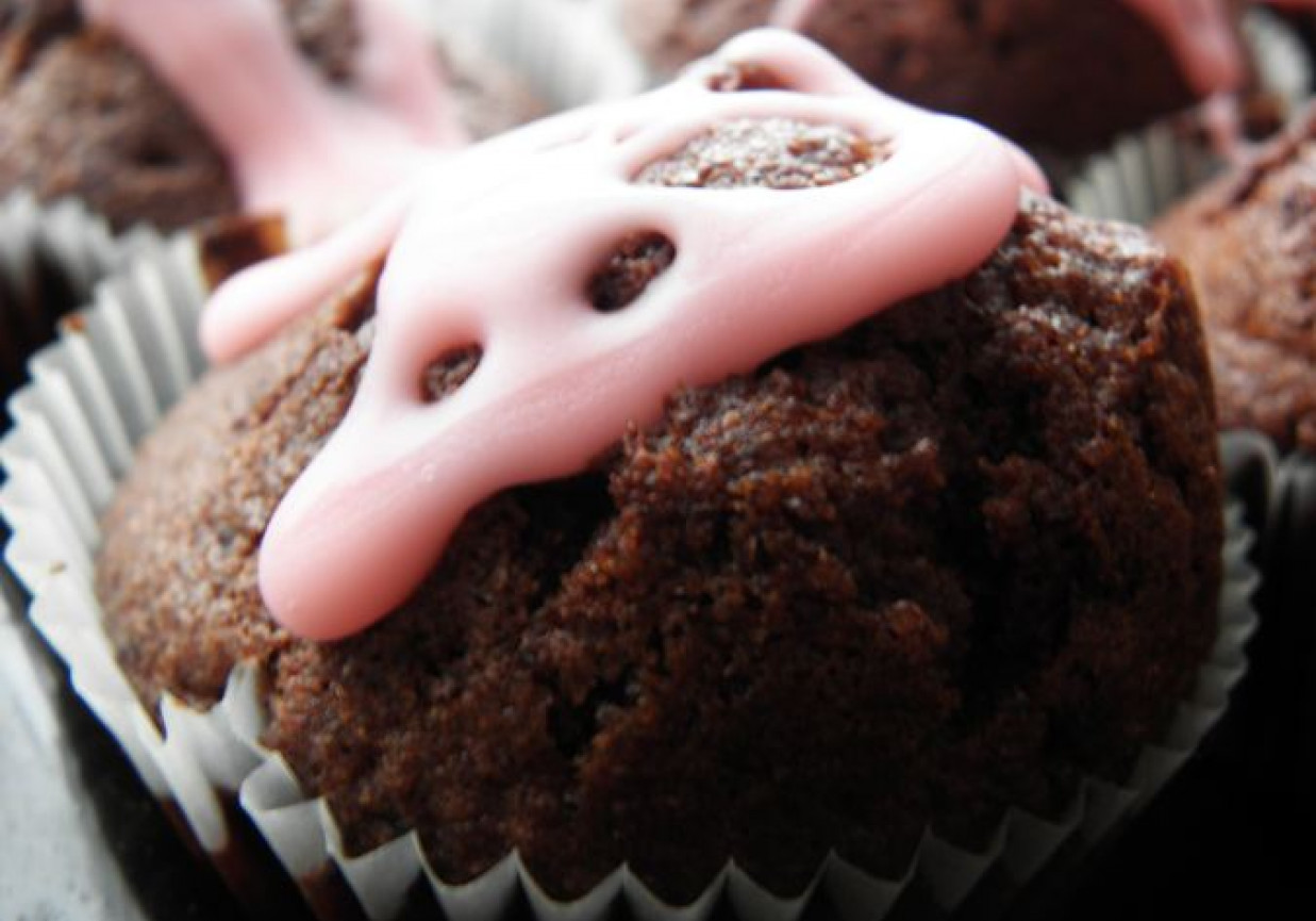 Muffiny czekoladowo-brzoskwiniowe. foto