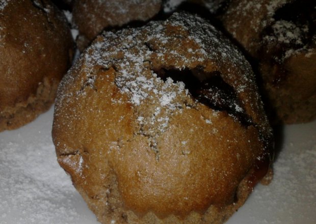 Fotografia przedstawiająca Muffiny czekoladowo-truskawkowe
