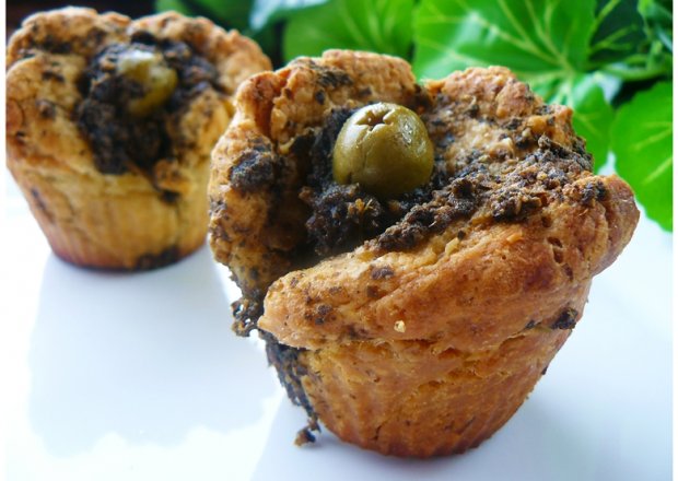 Fotografia przedstawiająca " Muffiny drożdżowe z pesto  "
