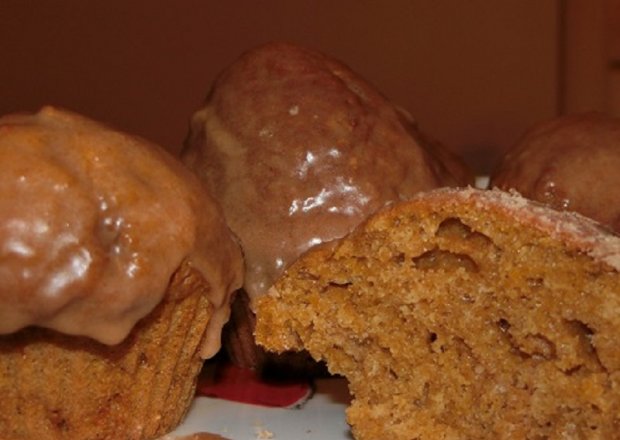 Fotografia przedstawiająca Muffiny dyniowe z cynamonowym lukrem