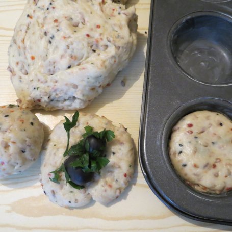 Krok 3 - Muffiny i ciasto słonecznikowe z oliwkami foto
