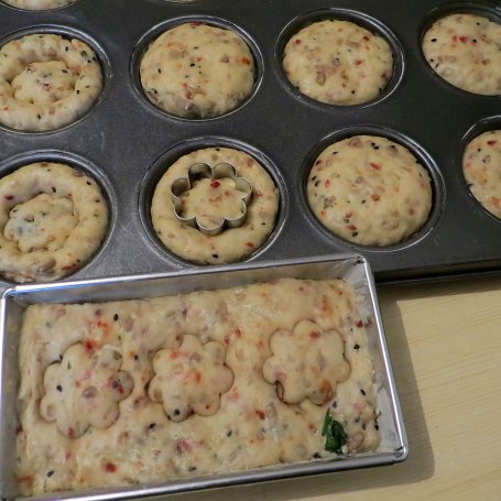 Krok 5 - Muffiny i ciasto słonecznikowe z oliwkami foto
