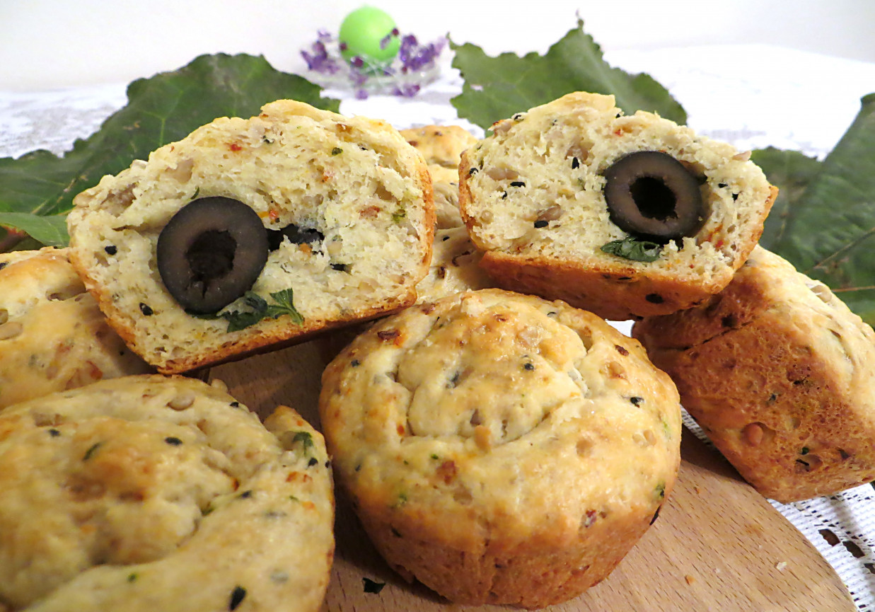Muffiny i ciasto słonecznikowe z oliwkami  foto