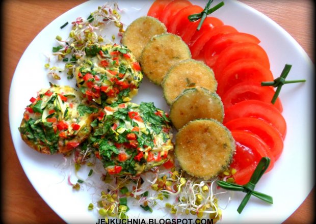 Fotografia przedstawiająca Muffiny jajeczne z warzywami