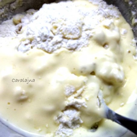Krok 2 - muffiny jogurtowe z orzechami włoskimi i morelami suszonymi foto