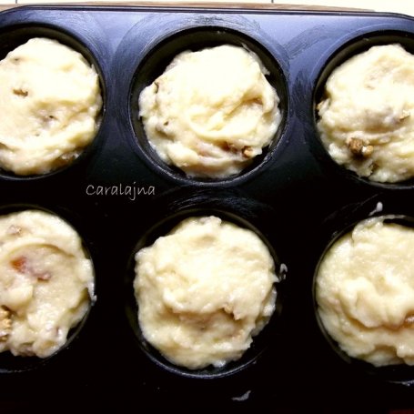 Krok 3 - muffiny jogurtowe z orzechami włoskimi i morelami suszonymi foto