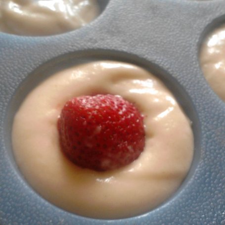 Krok 6 - Muffiny jogurtowe z truskawkami foto