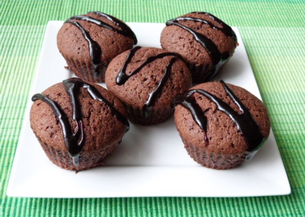 Fotografia przedstawiająca Muffiny kakaowe z budyniem