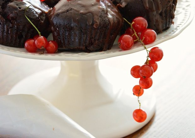 Fotografia przedstawiająca Muffiny kakaowe z czerwoną porzeczką (bez jajek)