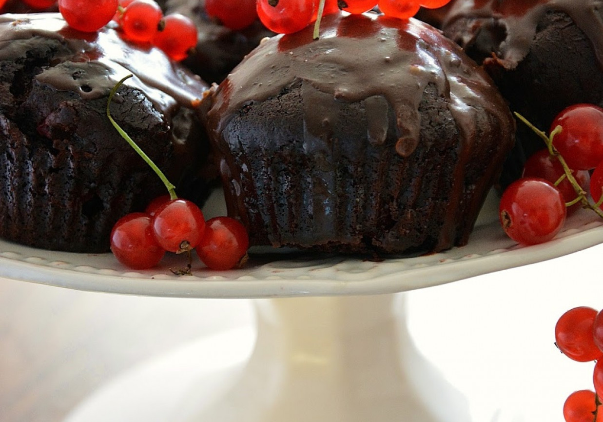 Muffiny kakaowe z czerwoną porzeczką (bez jajek) foto