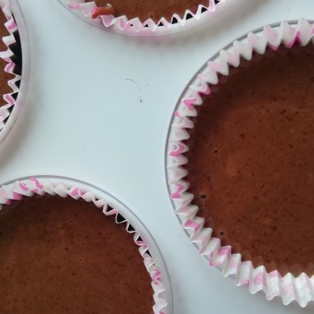 Krok 3 - Muffiny kakaowe z kostką białej czekolady  foto