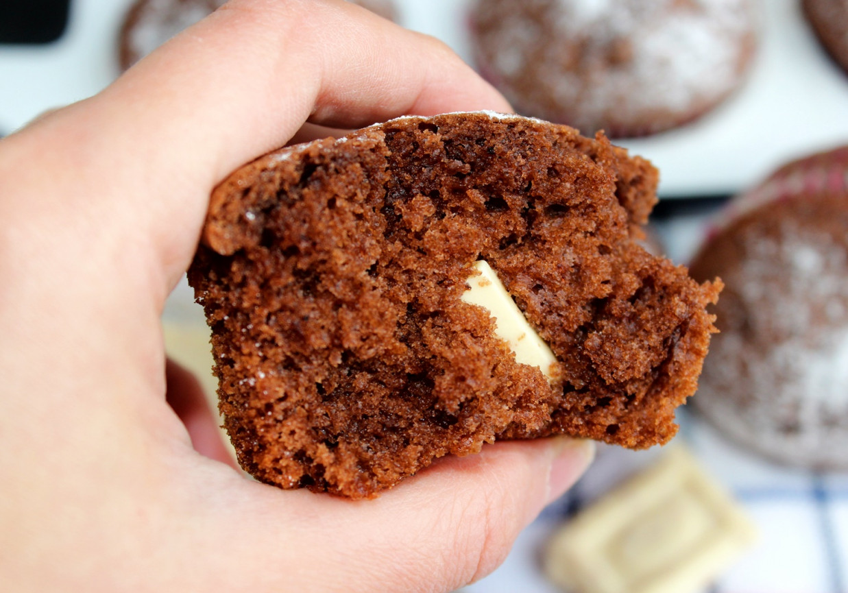 Muffiny kakaowe z kostką białej czekolady  foto
