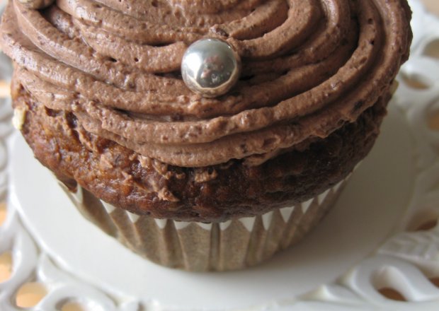 Fotografia przedstawiająca Muffiny kakaowe z kremem czekoladowym