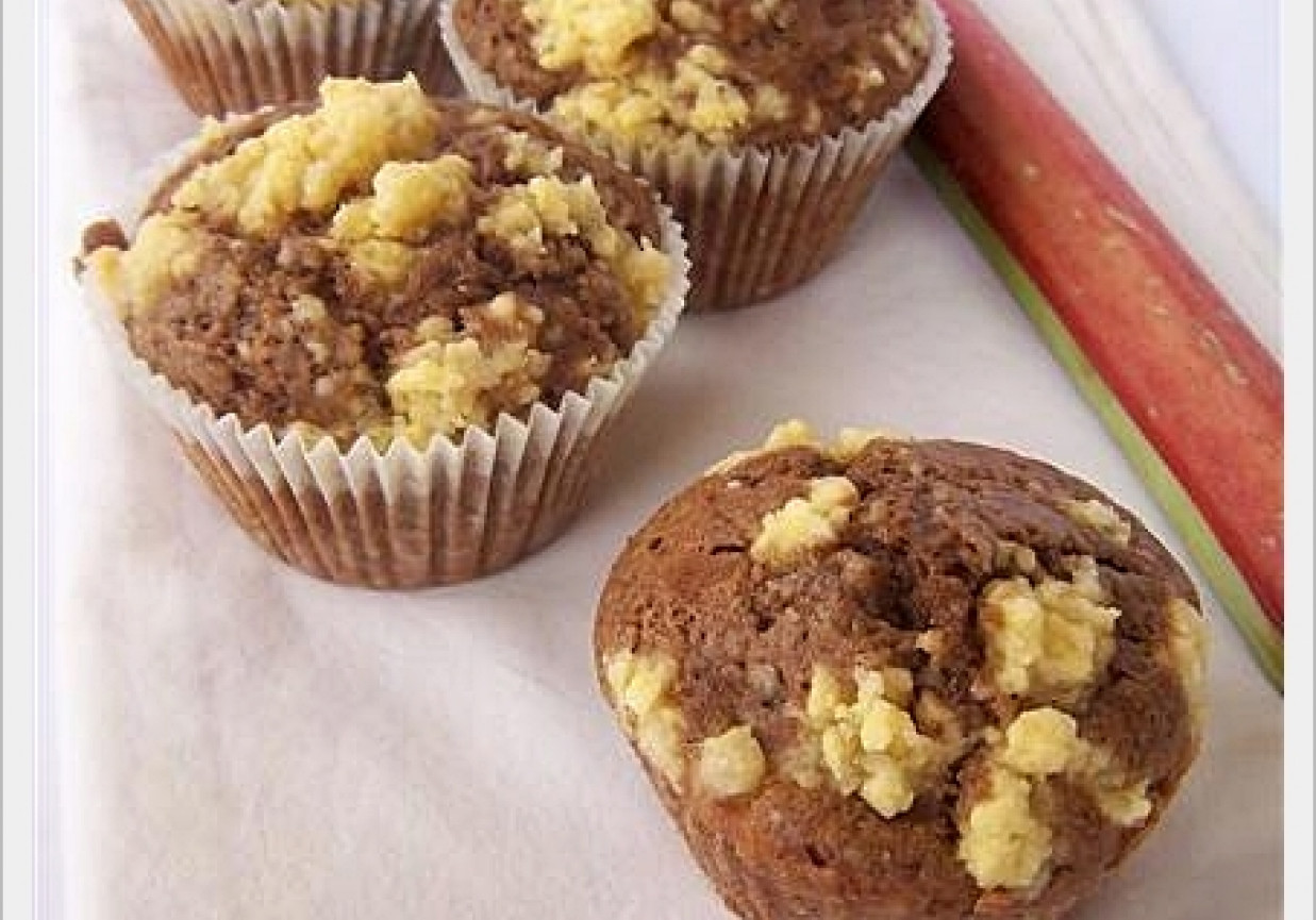 Muffiny kakaowe z rabarbarem i kruszonką foto