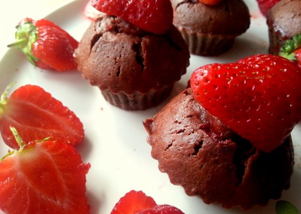 Fotografia przedstawiająca Muffiny  kakaowe z truskawkami