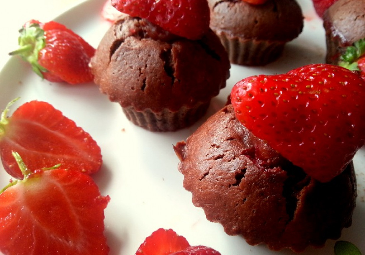 Muffiny  kakaowe z truskawkami foto