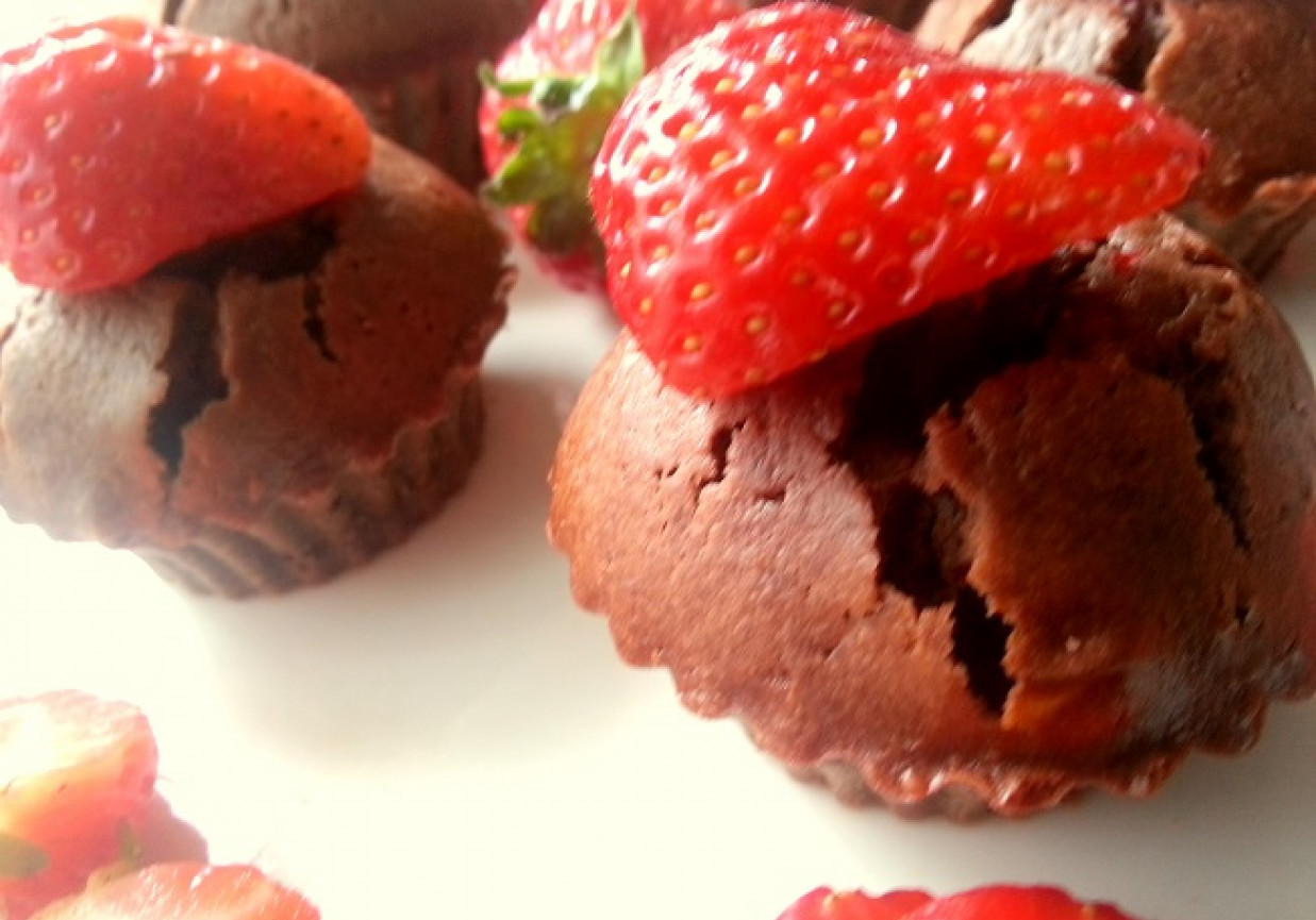 Muffiny  kakaowe z truskawkami foto