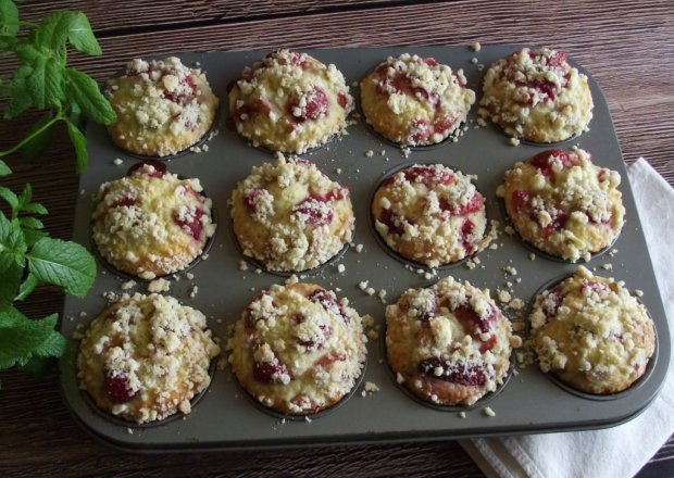 Fotografia przedstawiająca Muffiny kokosowe z rabarbarem i truskawkami