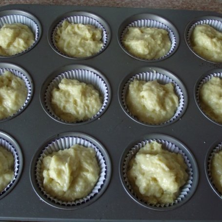 Krok 2 - Muffiny kokosowe z rabarbarem i truskawkami foto