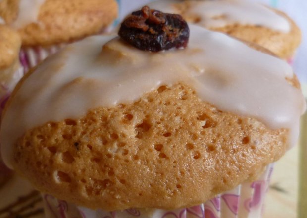 Fotografia przedstawiająca Muffiny majonezowe z suszonymi wiśniami