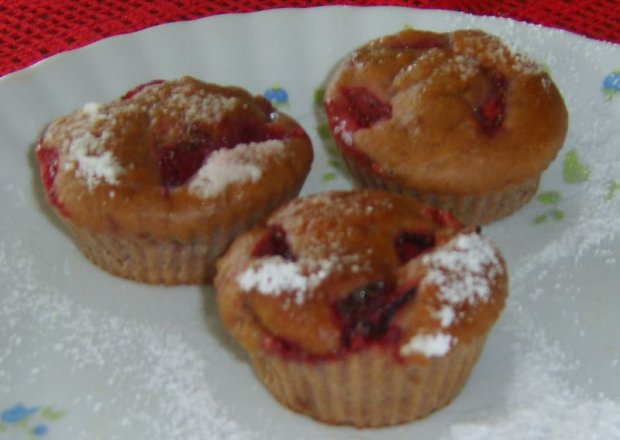 Fotografia przedstawiająca muffiny maksymalnie truskawkowe