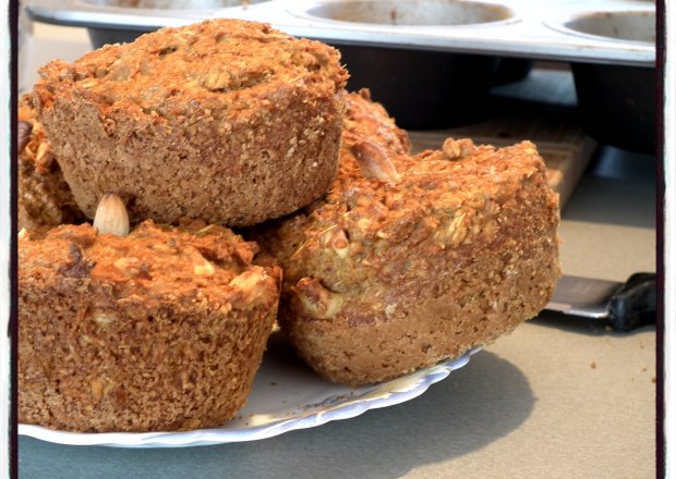 Fotografia przedstawiająca Muffiny marchewkowe -bez cukru i  z ogranicznoną ilością glutenu