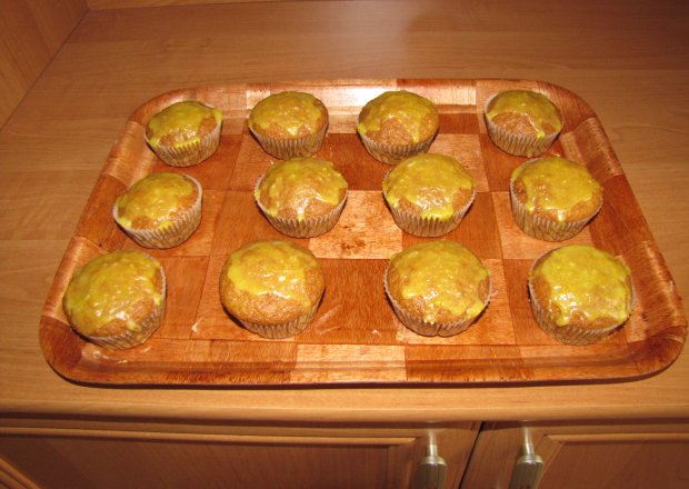 Fotografia przedstawiająca muffiny marchewkowe z lukrem