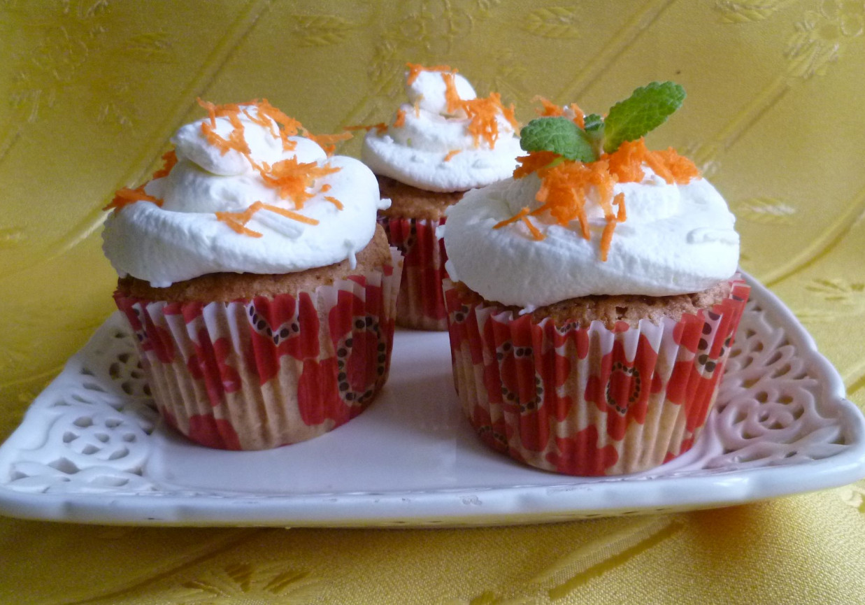 Muffiny marchewkowo - pomarańczowe z bitą śmietaną  foto