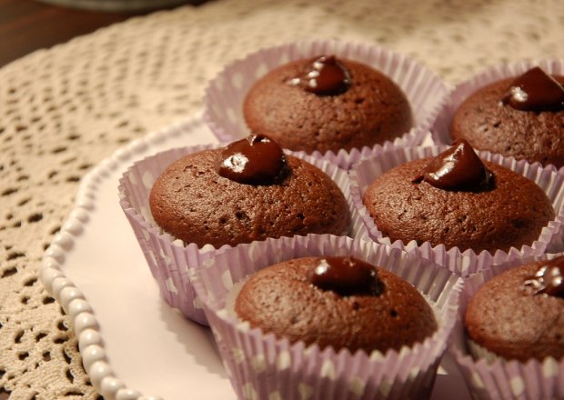 Fotografia przedstawiająca muffiny mocno czekoladowe