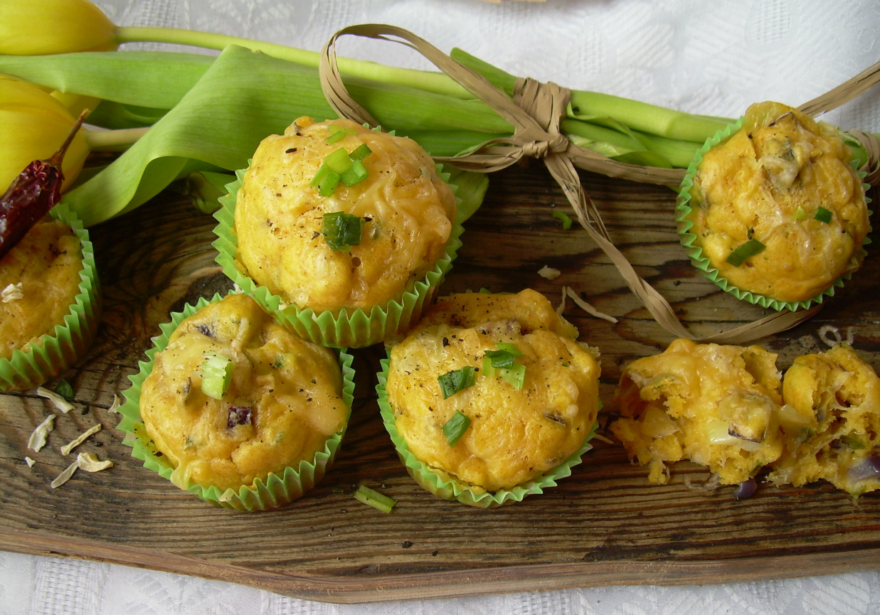 Muffiny musztardowe z cebulą i żółtym serem  foto