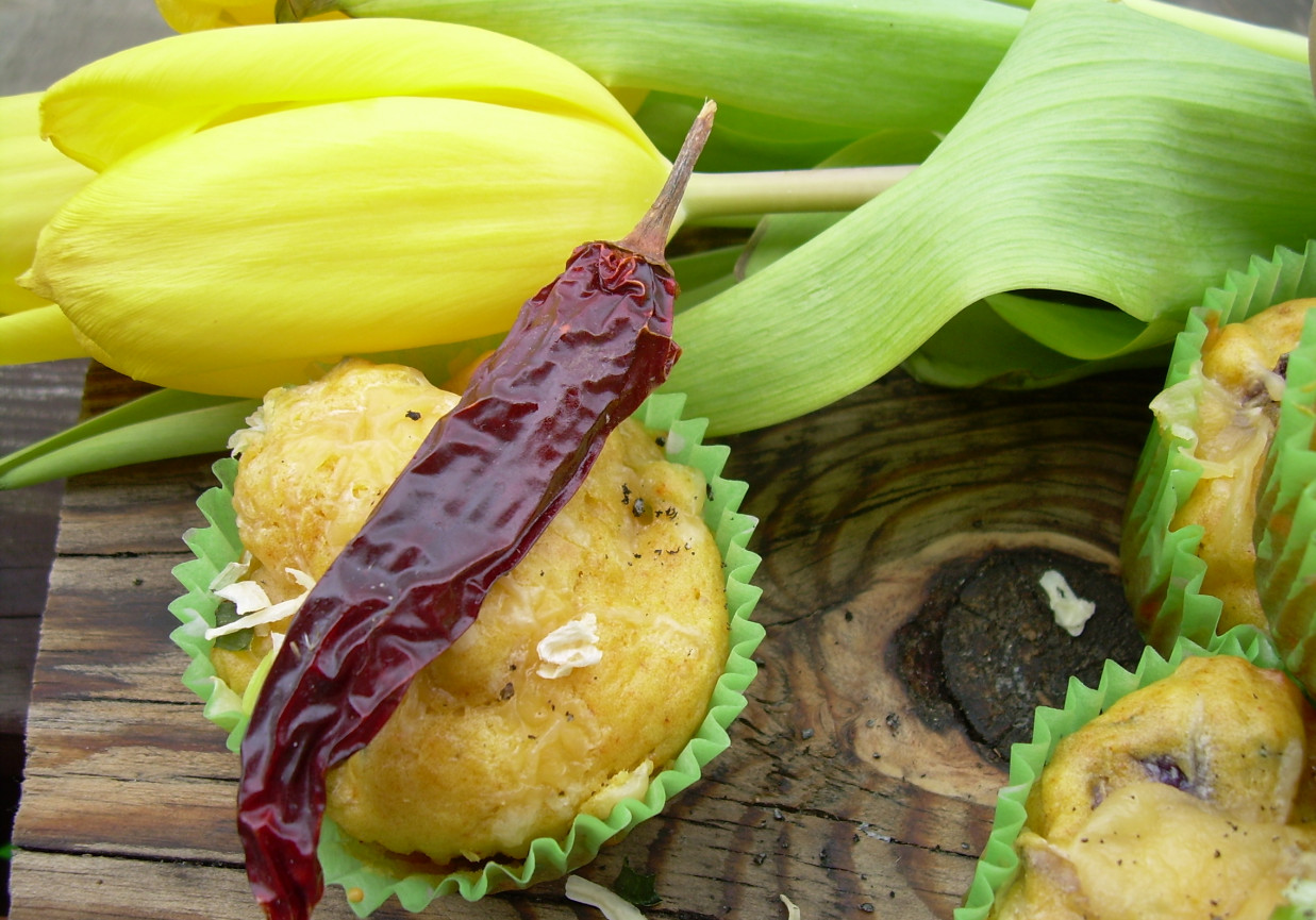 Muffiny musztardowe z cebulą i żółtym serem  foto