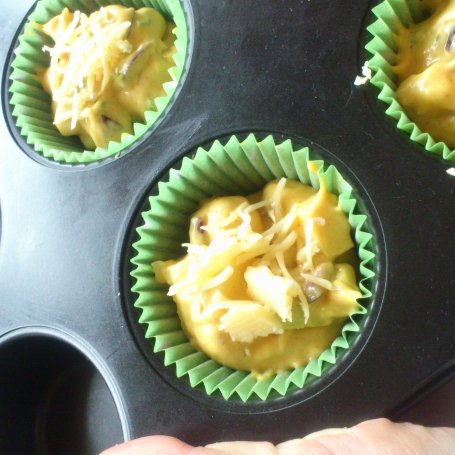 Krok 3 - Muffiny musztardowe z cebulą i żółtym serem  foto
