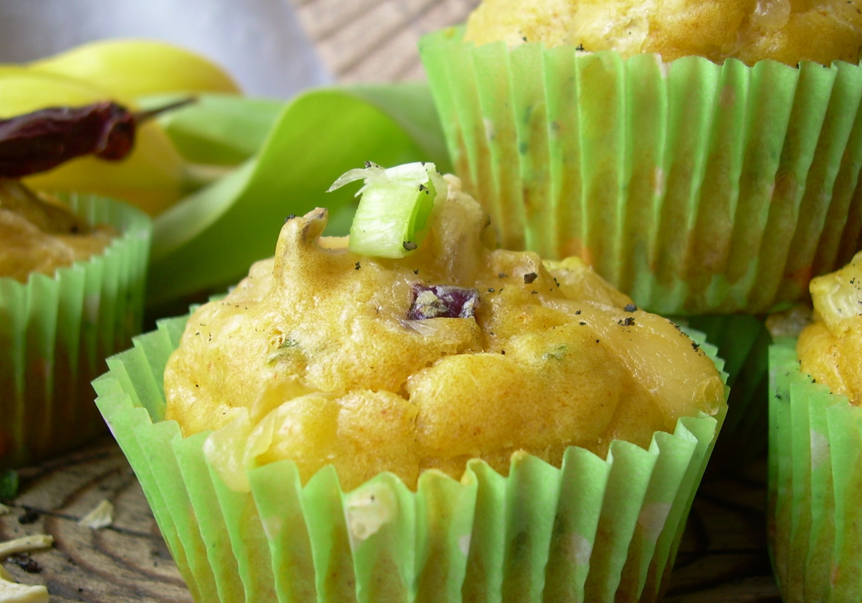 Muffiny musztardowe z cebulą i żółtym serem  foto