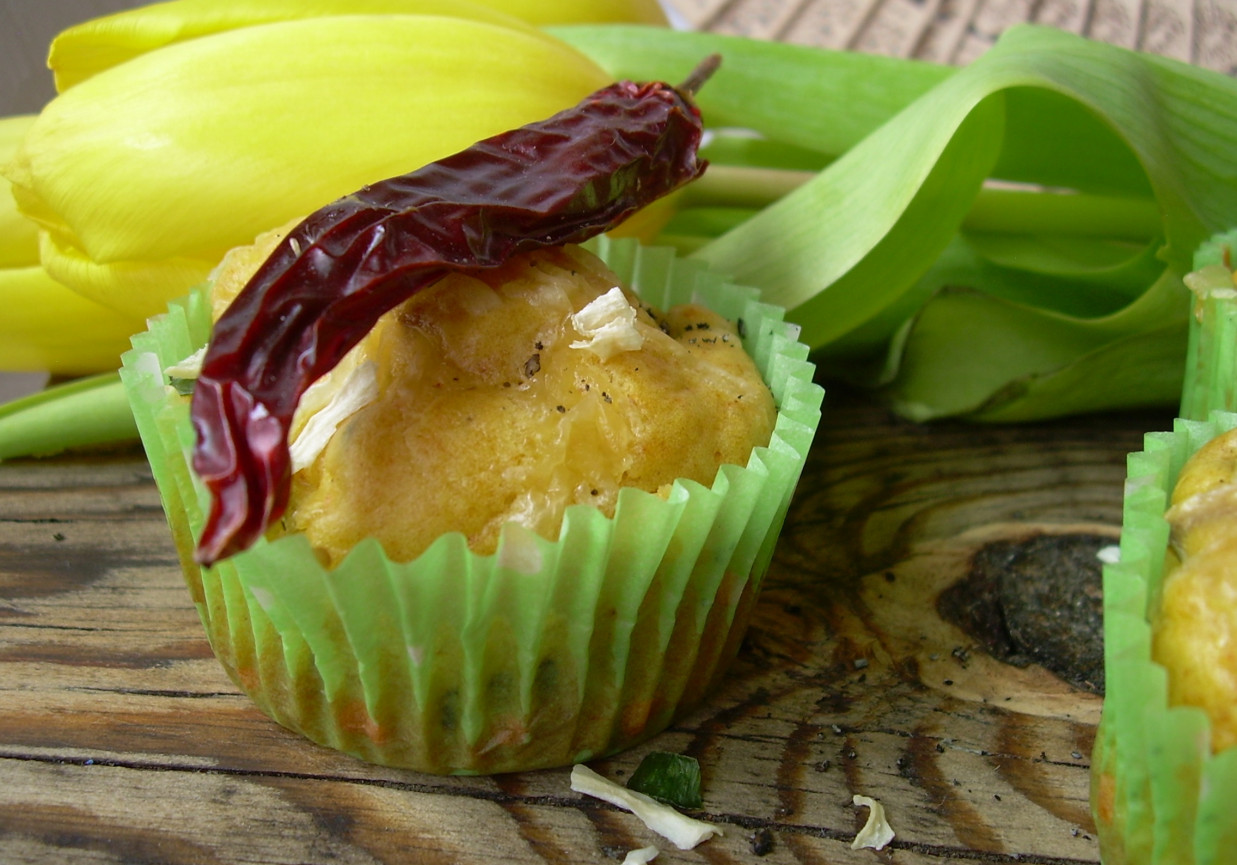 Muffiny musztardowe z cebulą i żółtym serem  foto